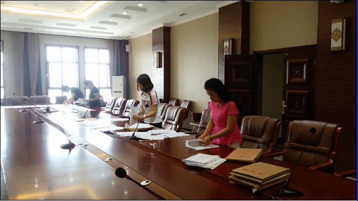 前半年干部考評(píng)檢票、打票現(xiàn)場(chǎng)